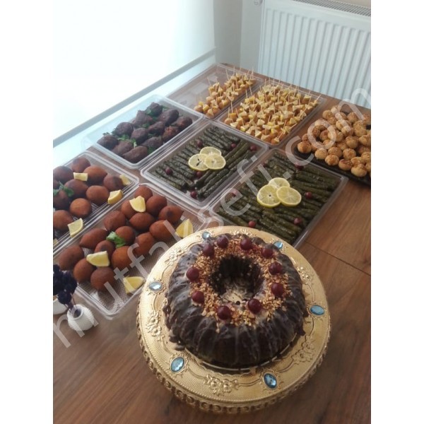 Toplu menüiçli köfte,sarma,çikolatalı kek,mercimek köftesi,kurabiye,patlıcan dolması