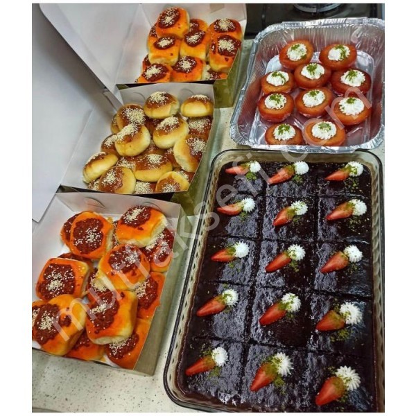 Konsept menü çikolatalı kek, biberli ekmek, poğaça,ayva tatlı
