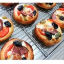 Mini pizzalar sucuklu kaşarlı zeytinli